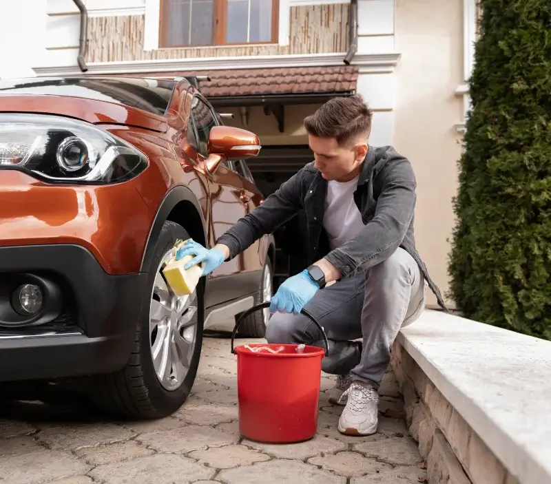 Lavage auto à domicile Mesnil-Saint-Nicaise : professionnel intervenant sur un véhicule